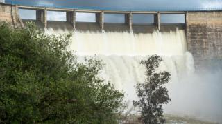 El embalse del Gergal en Guillena desembalsando agua.