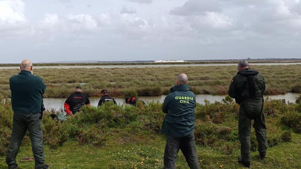 Agentes de la Guardia Civil, junto al Guadalquivir.