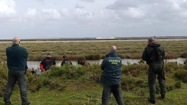 Agentes de la Guardia Civil, junto al Guadalquivir.