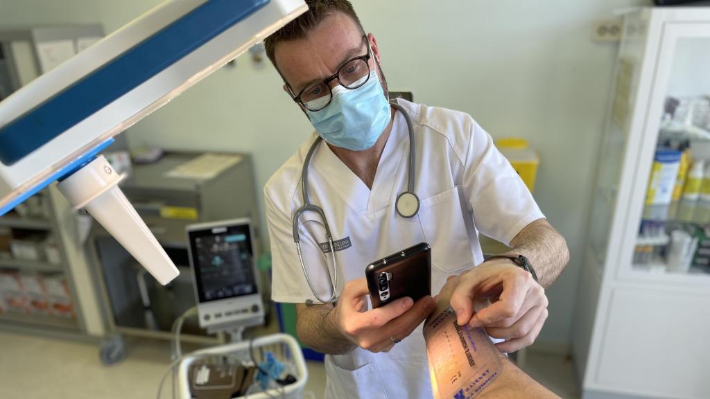 Un sanitario en el departamento de salud Alicante San Juan.