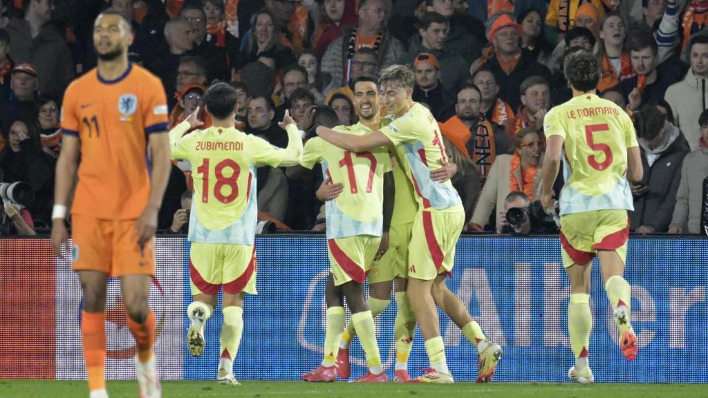 Mikel Merino celebra el gol del empate ante Países Bajos en Feyenoord.
