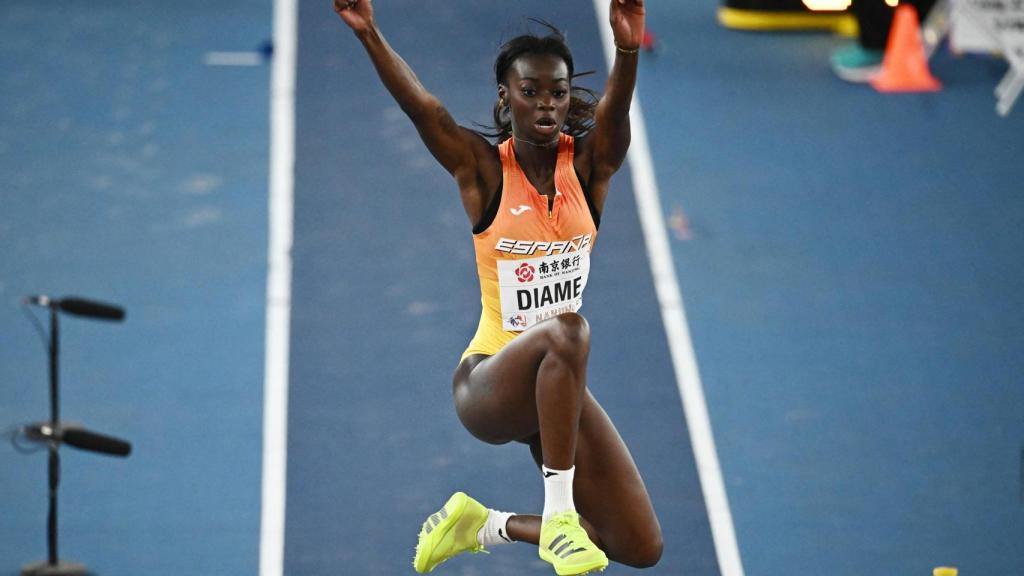 Fátima Diame efectúa su salto en el Mundial de atletismo en pista cubierta.