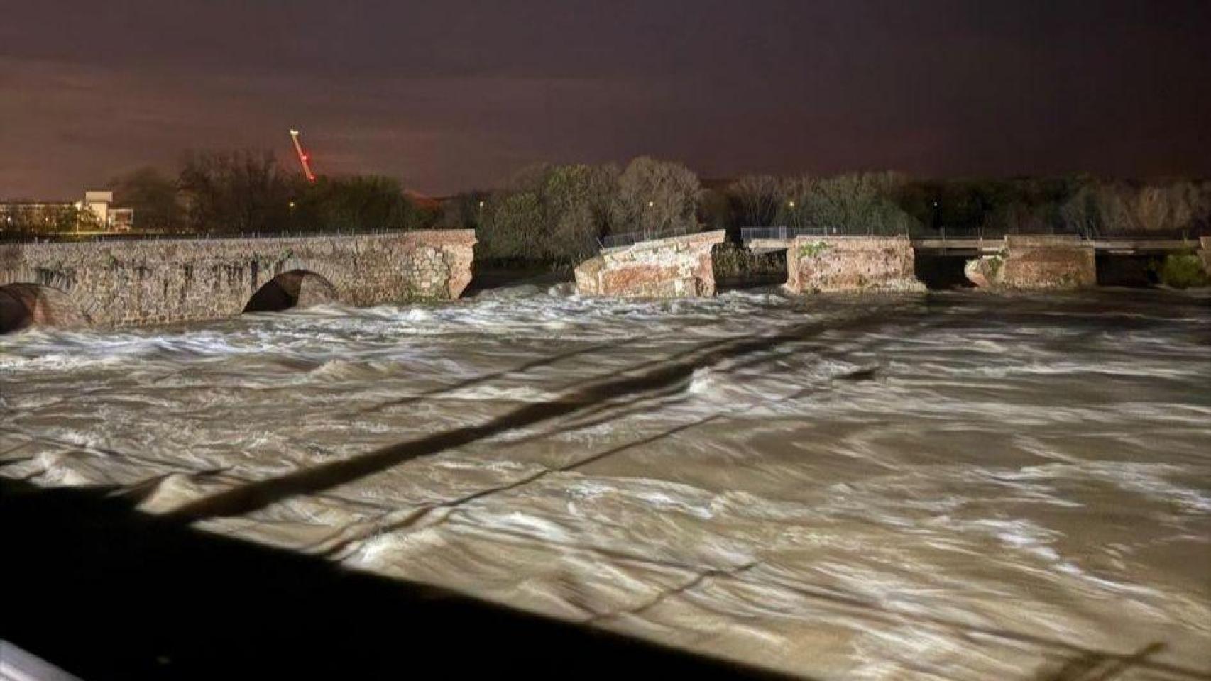 El Puente Romano de Talavera de la Reina se derrumba por la fuerza de la crecida del Tajo.