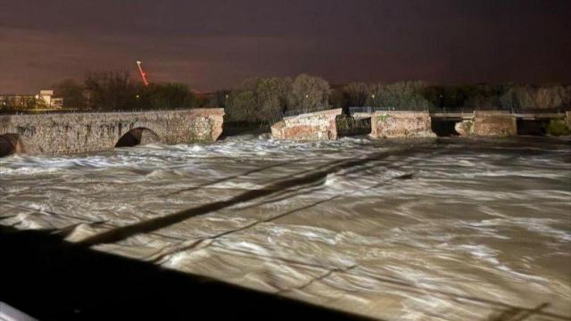 El Puente Romano de Talavera de la Reina se derrumba por la fuerza de la crecida del Tajo.