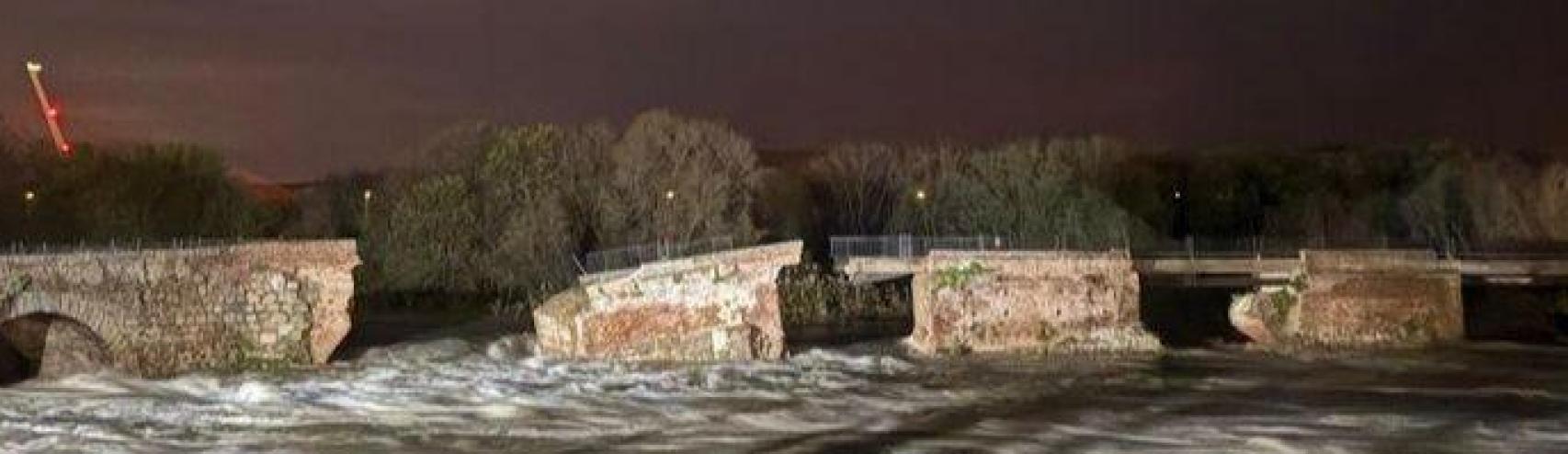 El Puente Romano de Talavera de la Reina se derrumba por la fuerza de la crecida del Tajo.