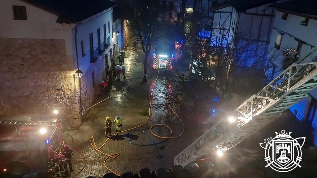 Los bomberos trabajando en el incendio de la vivienda en Covarrubias