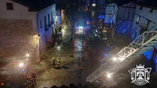 Los bomberos trabajando en el incendio de la vivienda en Covarrubias
