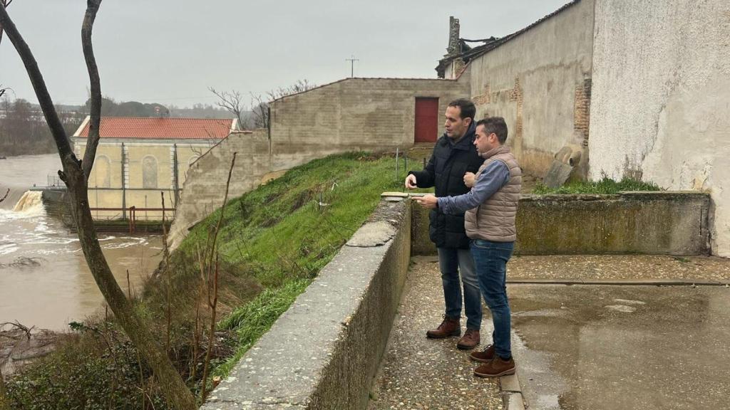 El presidente de la Diputación de Valladolid, Conrado Íscar; con el alcalde de Valdestillas, Alberto Sanz