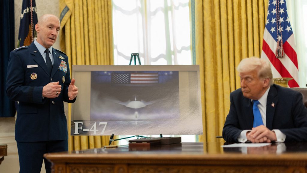 David W. Allvin (izquierda) junto a Trump y una imagen del F-47 en el despacho oval