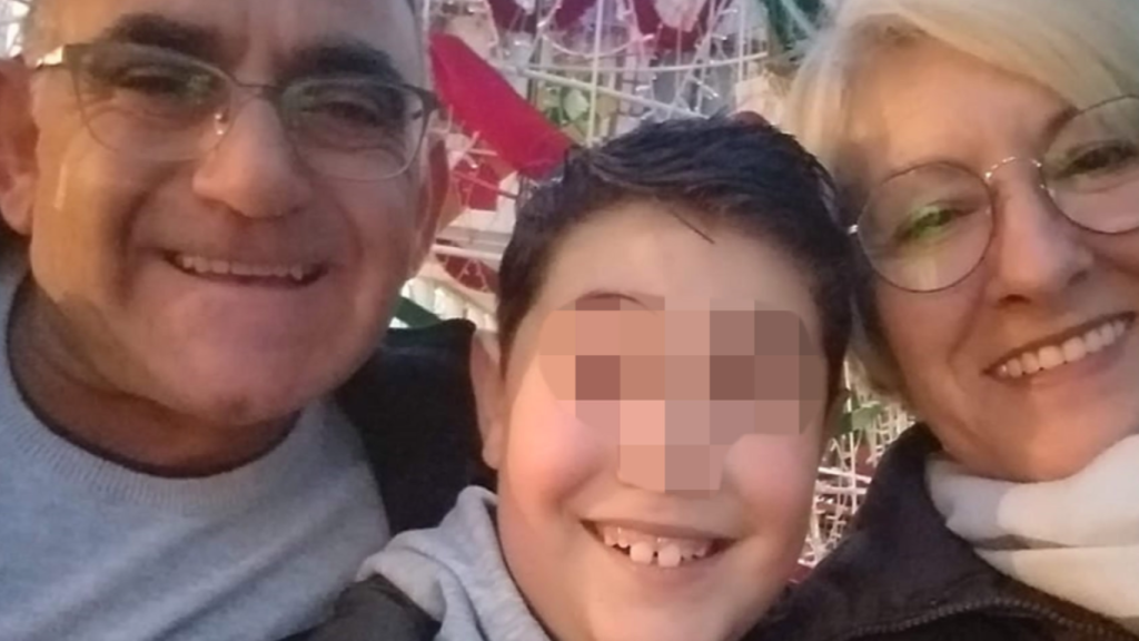 El pequeño Aitor junto a sus abuelos en una imagen cedida a este diario para denunciar las circunstancias de la muerte del menor. E.E.