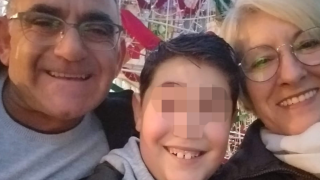 El pequeño Aitor junto a sus abuelos en una imagen cedida a este diario para denunciar las circunstancias de la muerte del menor. E.E.