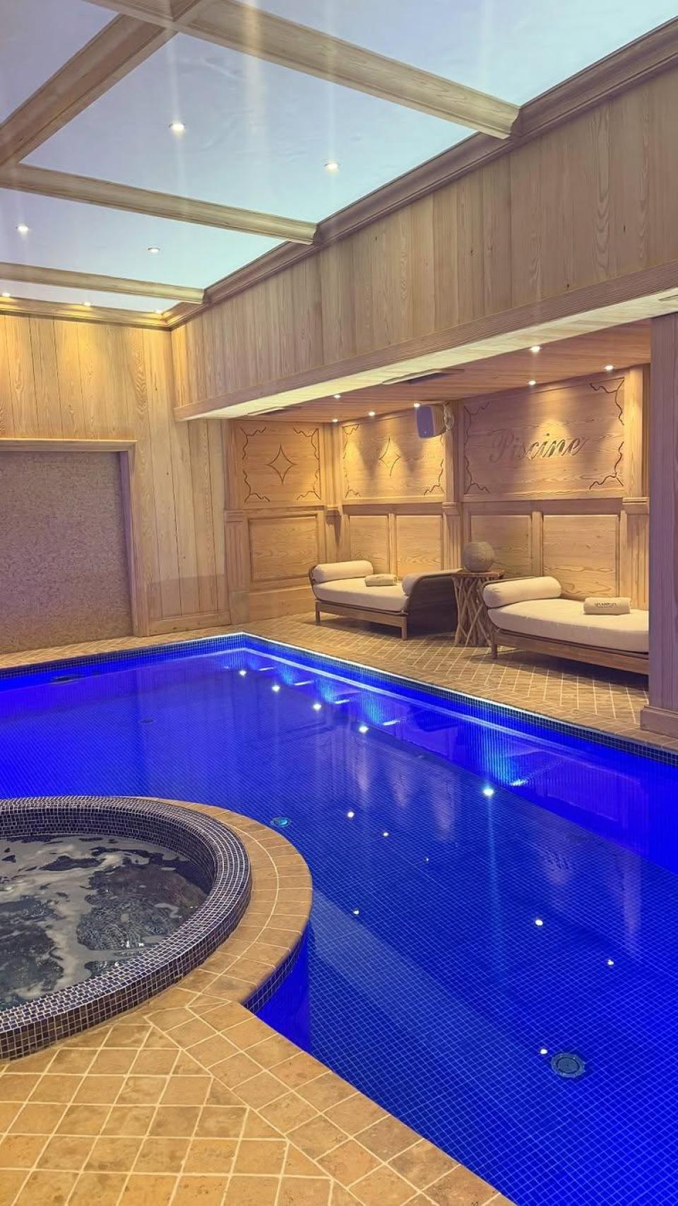 El chalet donde se ha quedado Georgina cuenta con piscina climatizada y jacuzzi.