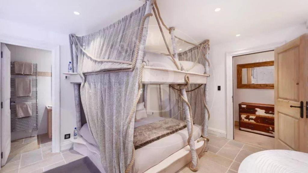 Uno de los dormitorios del chalet, ubicado en los alpes franceses.