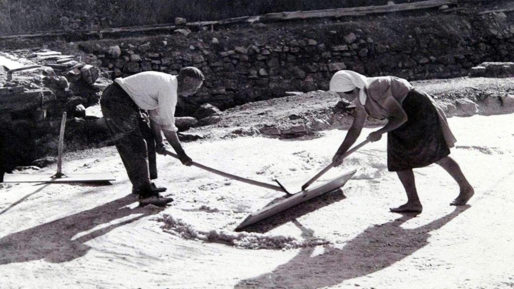 Reproducción de una fotografía de la época que muestra el trabajo en las las salinas de Poza de la Sal (Burgos)
