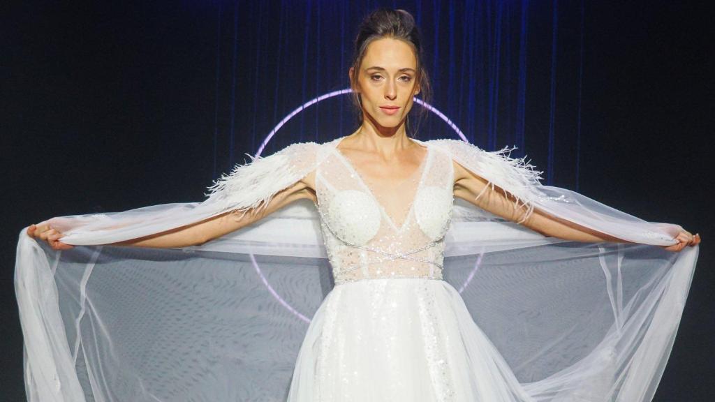 Imagen de una modelo vestida de novia en una pasarela