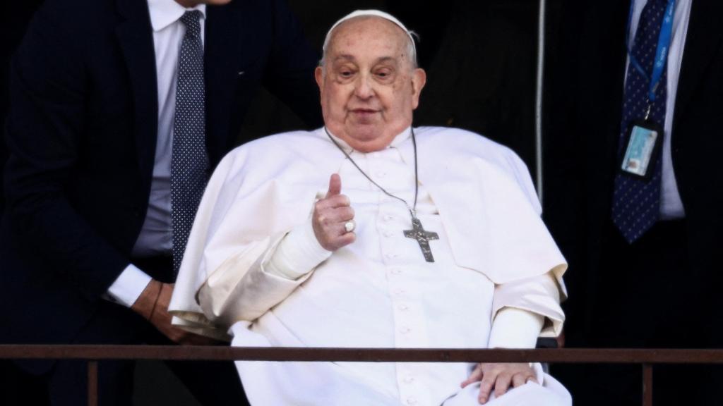 Francisco I se reencuentra con sus fieles desde el balcón del Gemelli