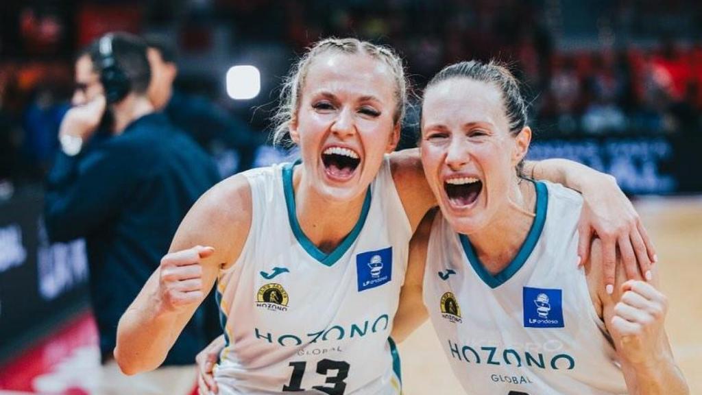 Dos jugadoras del Hozono Global Jairis, este sábado, celebrando el pase del equipo a la final de la Copa de la Reina de Baloncesto.