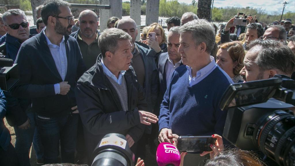 Emiliano García-Page y Alberto Núñez Feijóo, este domingo ante los medios en Talavera de la Reina.