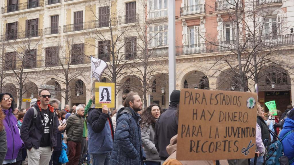Cientos de personas en la manifestación convocada por la plataforma 'Zaragoza no se vende'.