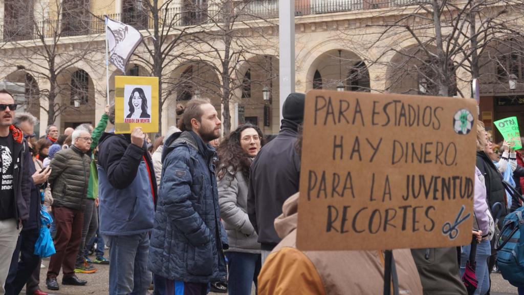 Cientos de personas en la manifestación convocada por la plataforma 'Zaragoza no se vende', hace un año.