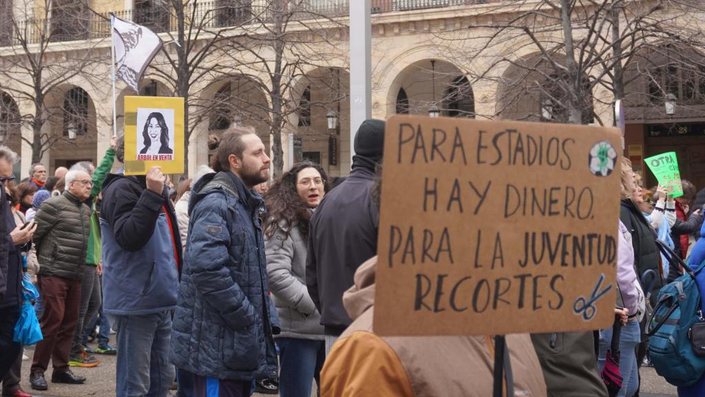 Cientos de personas en la manifestación convocada por la plataforma 'Zaragoza no se vende', hace un año.