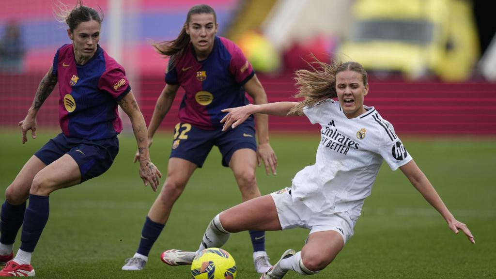 Mapi León y Patri Guijarro presionan a Caroline Moller durante el partido.