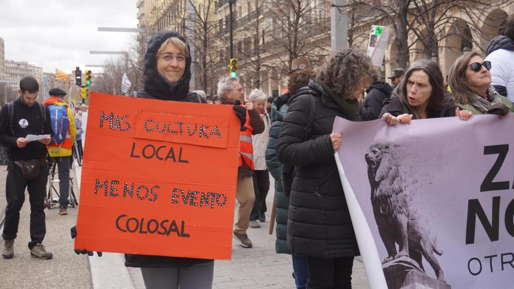 Algunos de los zaragozanos que han acudido a la manifestación de este domingo, en el centro de Zaragoza.