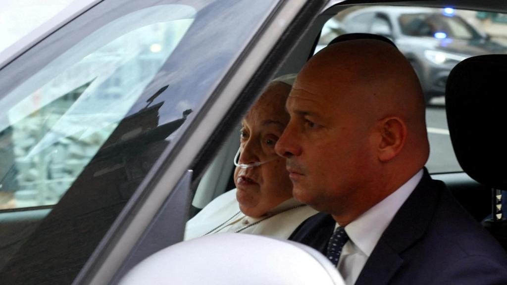 El papa Francisco en el coche que le lleva a su residencia