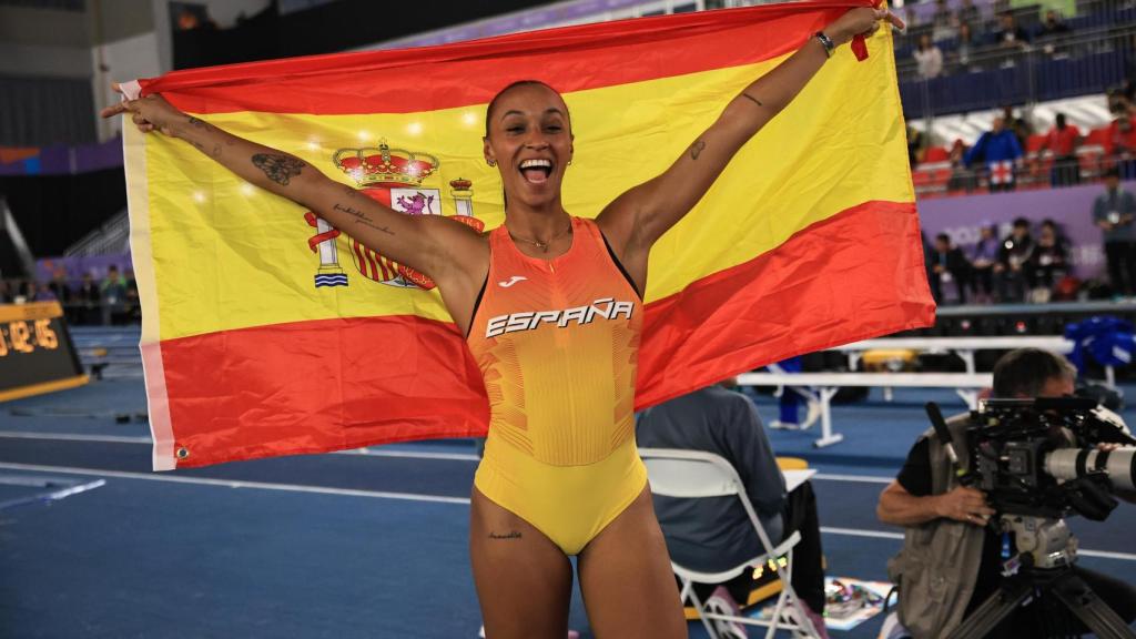 Ana Peleteiro celebra el tercer puesto en la final de triple salto en el Mundial de Nenjing.