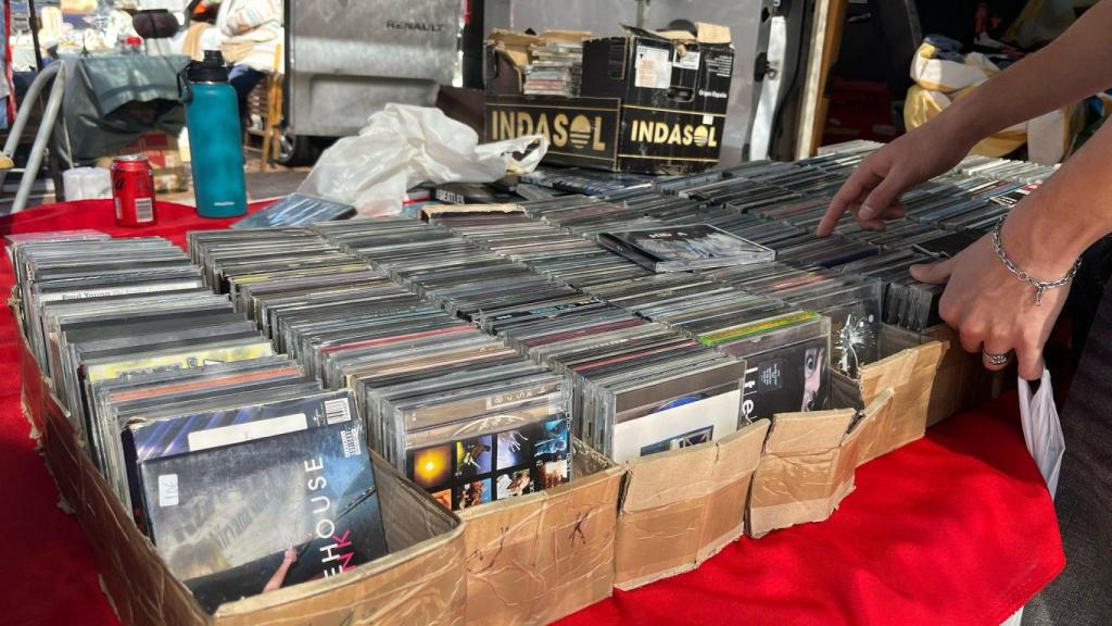 Una muestra de los CD que se venden en este mercadillo de Fuengirola en plena época de Spotify.