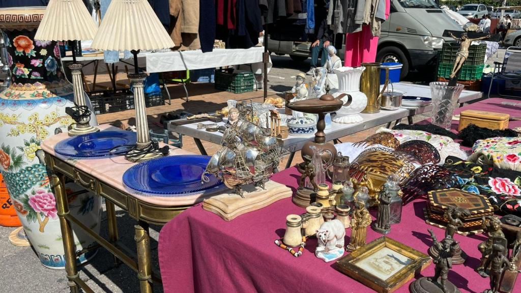 Objetos que se venden en el mercadillo de Fuengirola.