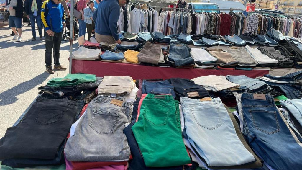 Un puesto de ropa en el mecadillo de Fuengirola.