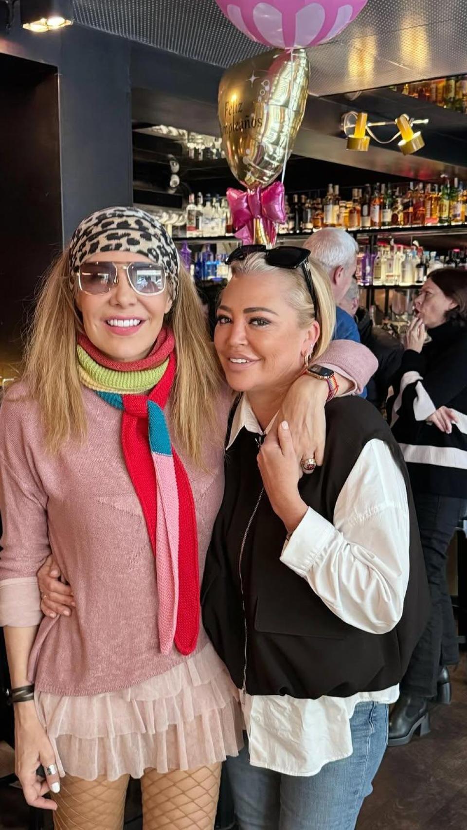 Belén Rodríguez, con Belén Esteban en su 59 cumpleaños.