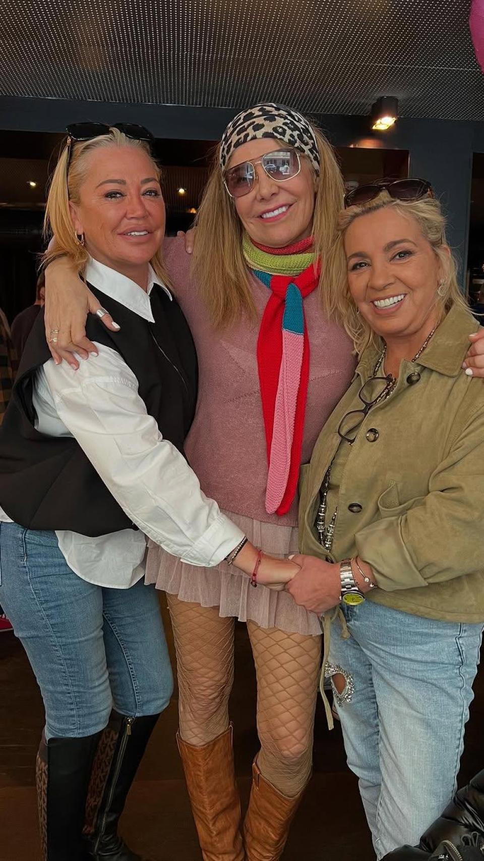 La tertuliana ha estado arropada por sus amigos en su celebración.