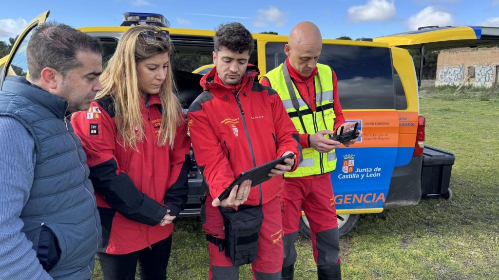 La delegada territorial de la Junta en Valladolid, Raquel Alonso, junto a miembros de la Unidad de Apoyo Logístico y Emergencias (UALE) y de la Unidad Fénix de Drones de la Agencia de Protección Civil y Emergencias