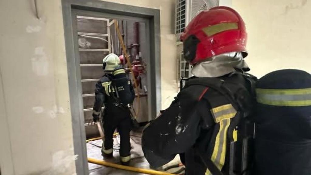 Bomberos que han participado en la extinción de las llamas en Centro Comercial Miramar de Fuengirola.