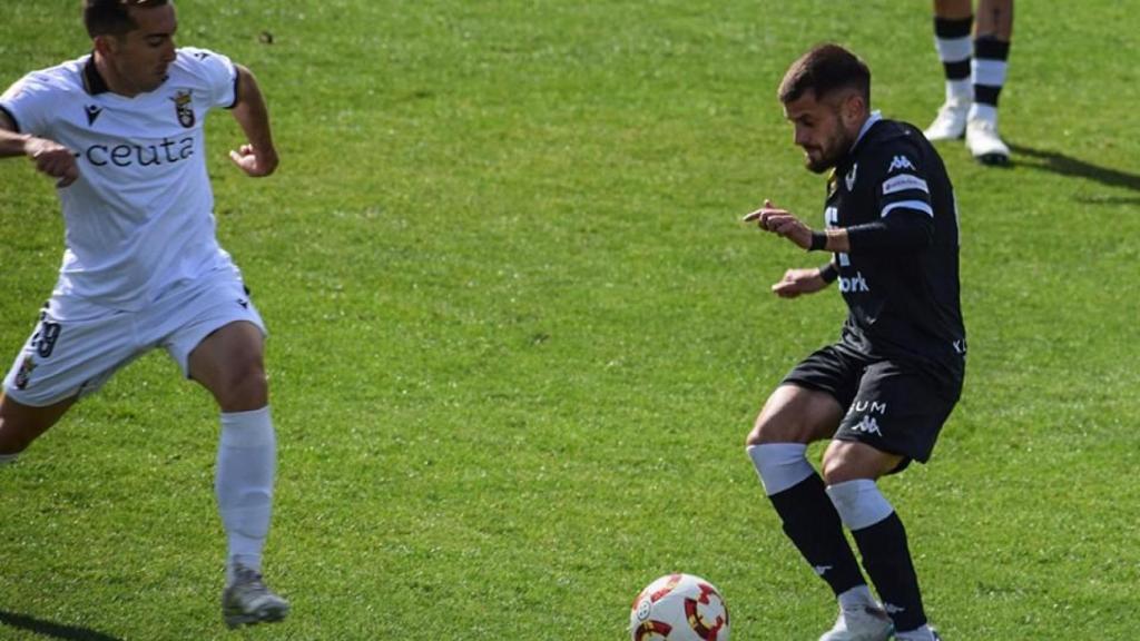Artiles con el balón en Ceuta.