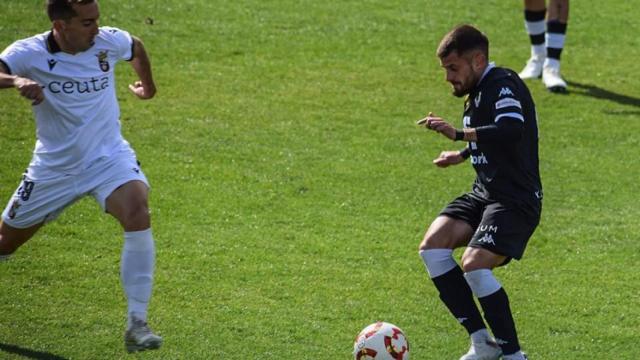 Artiles con el balón en Ceuta.