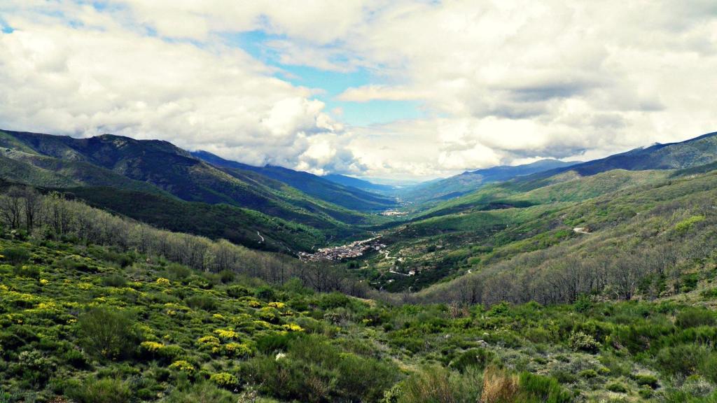 ⁠Este es el rincón de España que esconde unas piscinas naturales de película: en una comarca natural famosa por sus cerezos