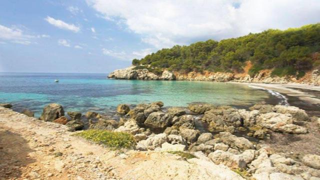 La salvaje cala virgen de agua cristalina que está en España: un paraíso natural sin chiringuitos ni cobertura