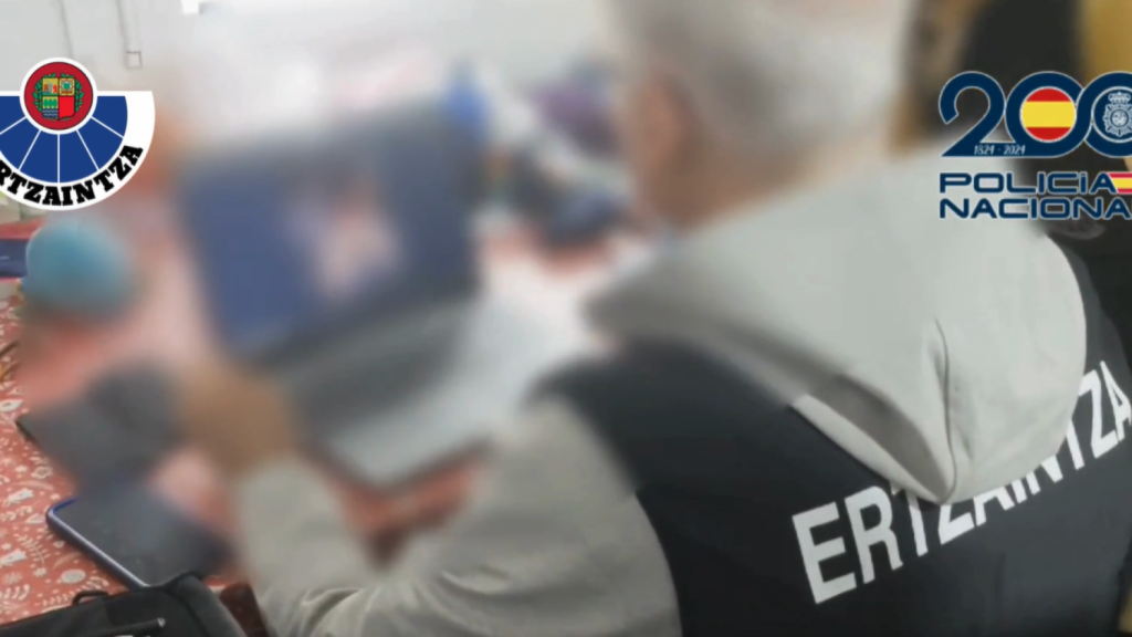 Un agente de Delitos Tecnológicos de la Ertzaintza analizando el material aprehendido.