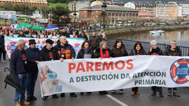 Miles de personas se manifiestan en Viveiro (Lugo) en defensa de la sanidad pública