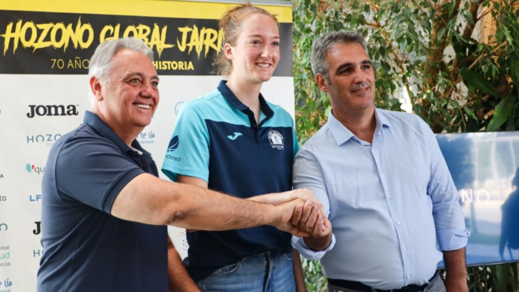 El presidente del Grupo Hozono Global, Manuel Martínez Ortuño, y Salvador Costa, presidente del Hozono Global Jairis, en octubre de 2024, en la víspera del debut del equipo en la Eurocup Women ante el Panathinaikos.