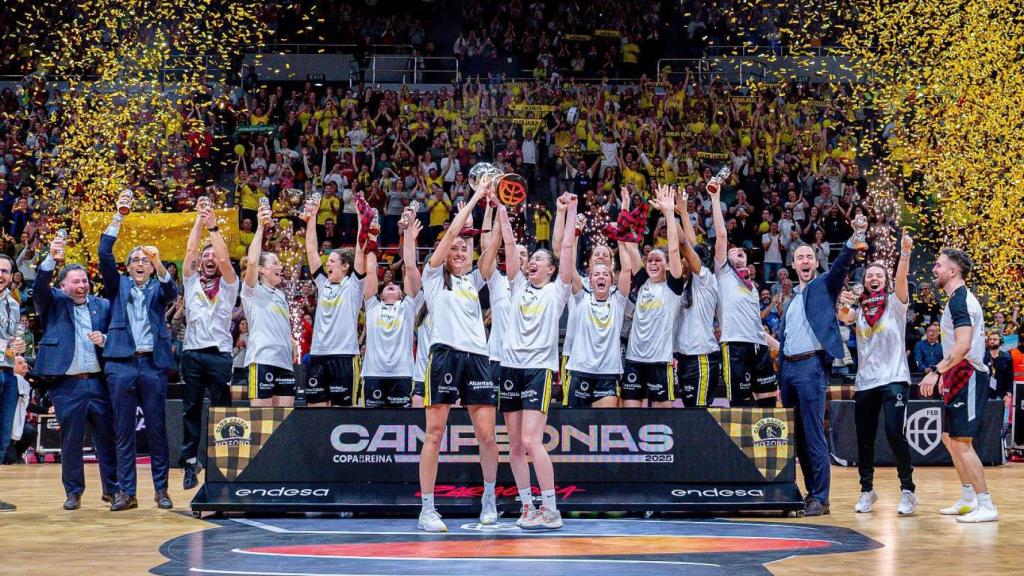 El Hozono Global Jairis, este domingo, celebrando su victoria en la final de la Copa de la Reina disputada en Zaragoza.