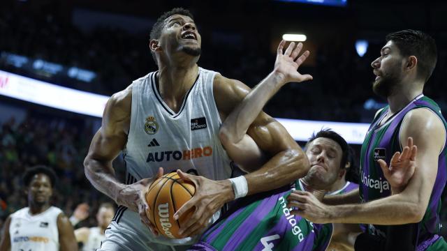 Tavares trata de encestar ante la presencia de  Tyler Kalinoski y KIllian Tillie.