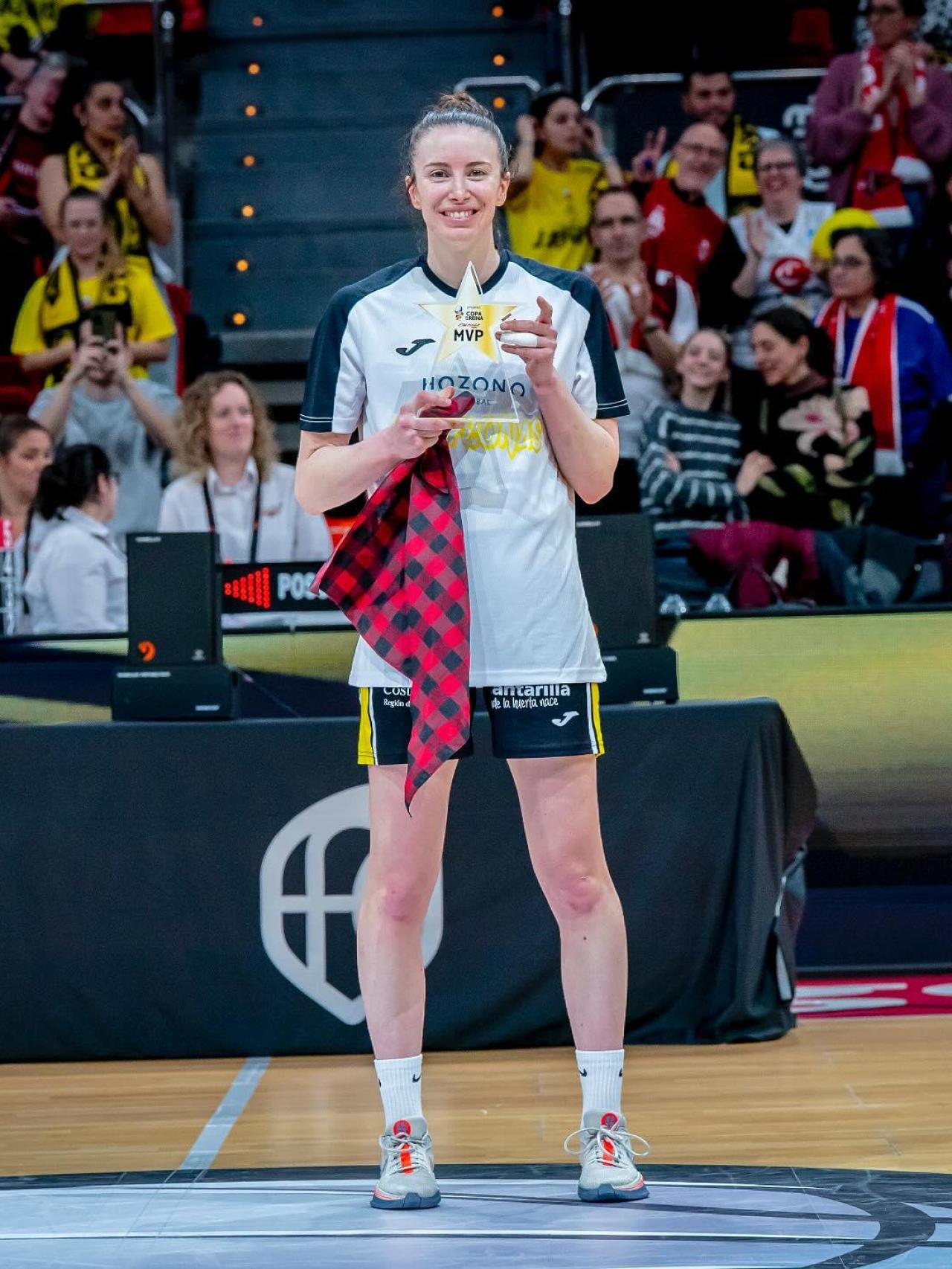 Aina Ayuso juega de base en el Hozono Global Jairis y ha sido declarada la MVP de la final.