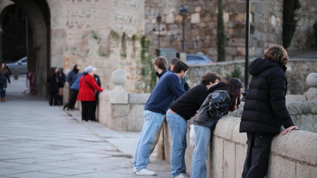 Los toledanos miran el río Tajo desde el puente de Alcántara, ya reabierto. Fotos: Venancio Martín.