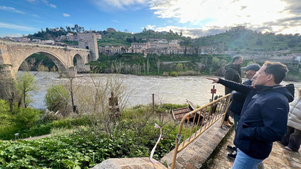 El alcalde de Toledo, Carlos Velázquez, ha estado presente en la inspección técnica realizada a los puentes.