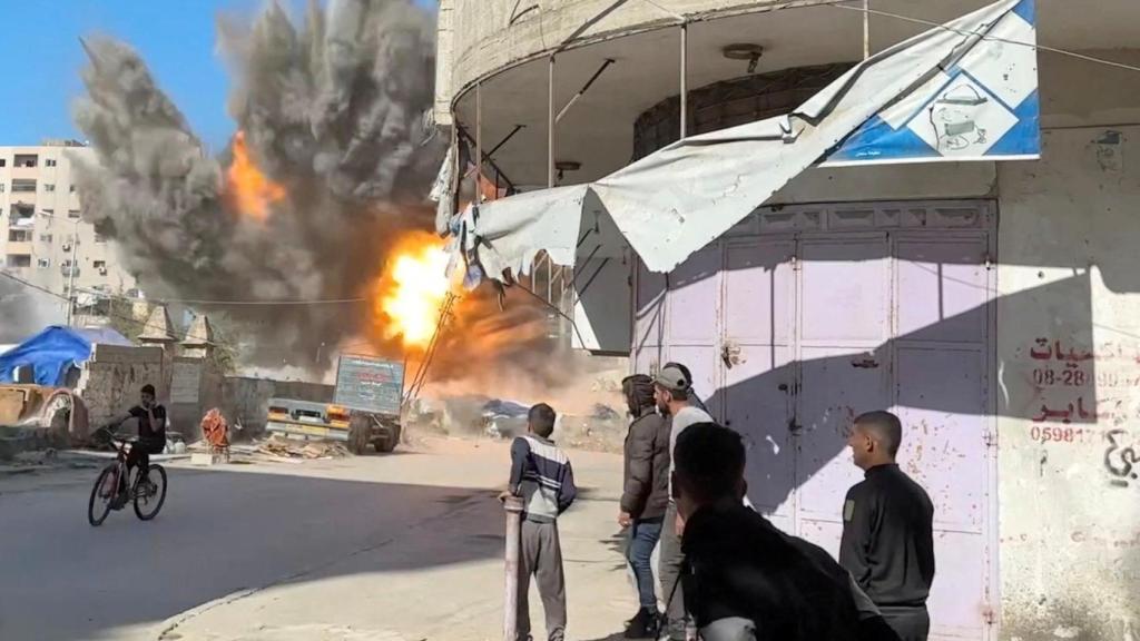 Un ataque israelí produce una explosión en Gaza este domingo