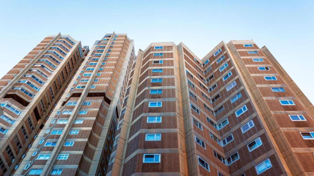 El edificio Trébol, bajo el cual se encuentran las galerías comerciales